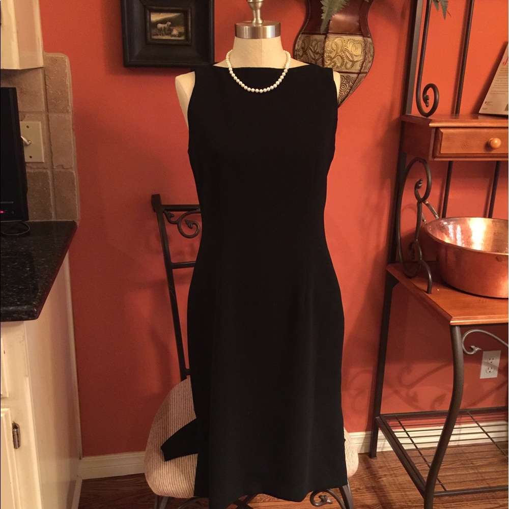 🌺 Harold's Black Dress