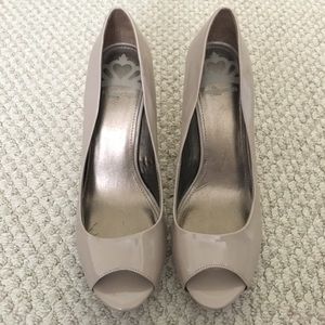 Nude vegan patent leather pumps