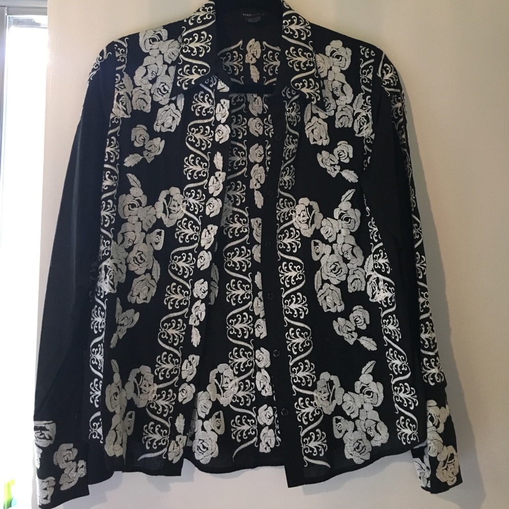 ✨BCBG MAX AZRIA✨ floral embroidered shirt size M
