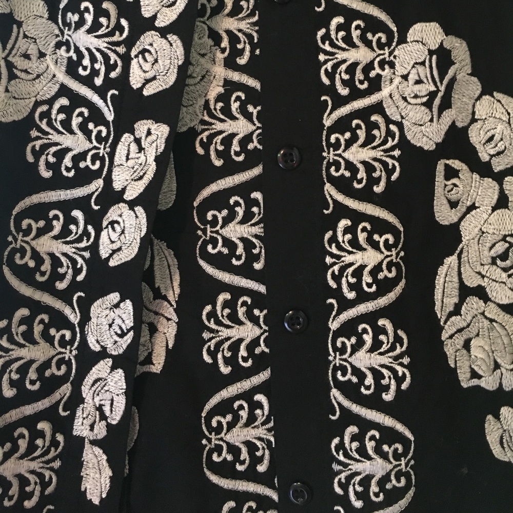 ✨BCBG MAX AZRIA✨ floral embroidered shirt size M - Picture 2 of 3