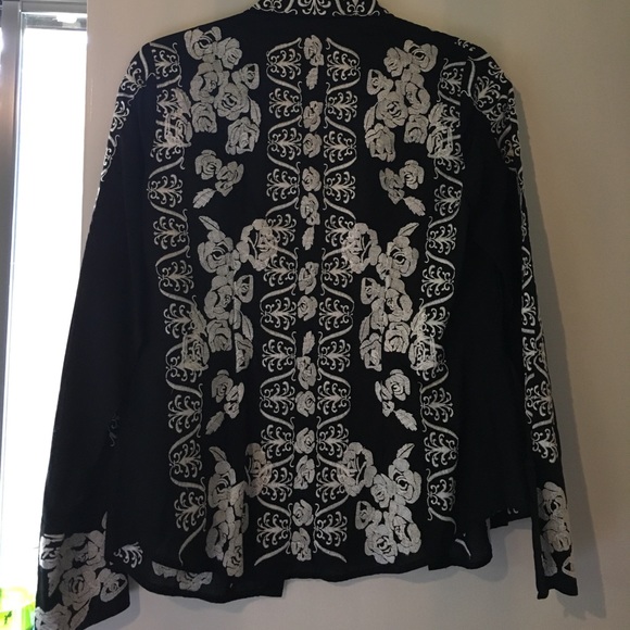 ✨BCBG MAX AZRIA✨ floral embroidered shirt size M - Picture 3 of 3