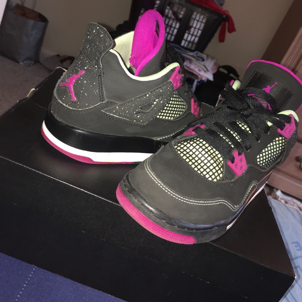 Air Jordan Retro 4's Ultraviolet