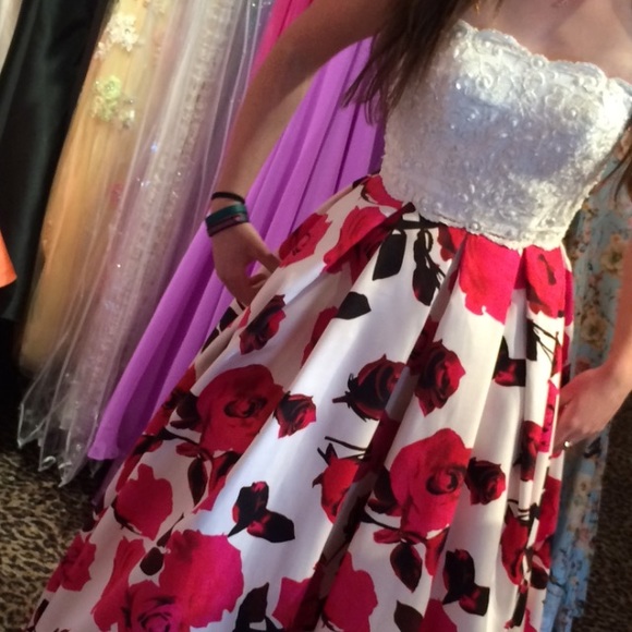 Size 4 Rachel Allen gown - Picture 2 of 2