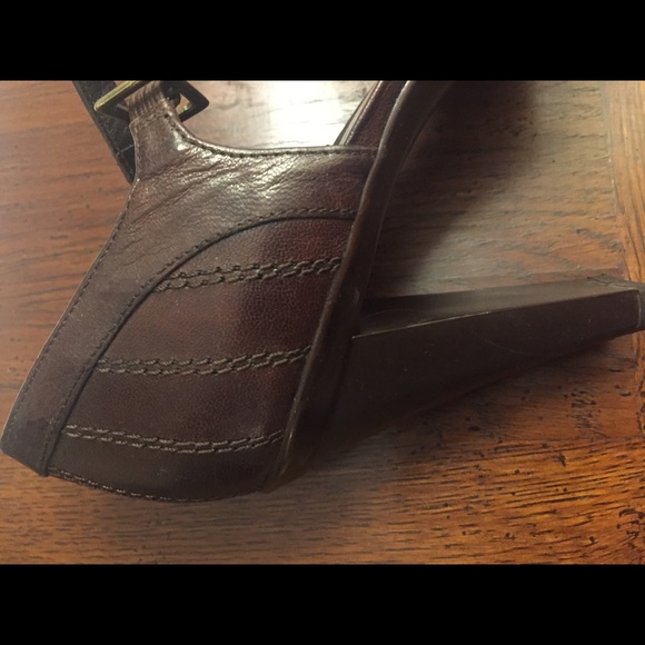 Stuart Weitzman brown heels - Picture 8 of 8
