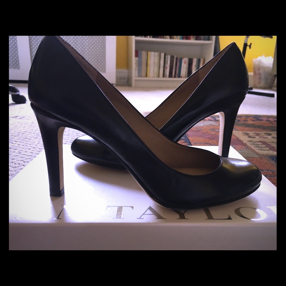 Ann Taylor Favian Pump, Genuine Leather, Black