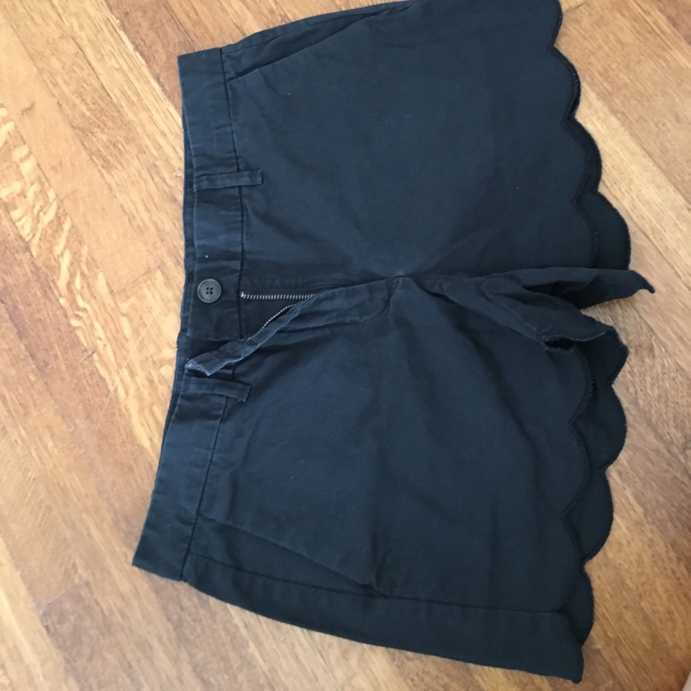 Super cute scalloped shorts! Size 2