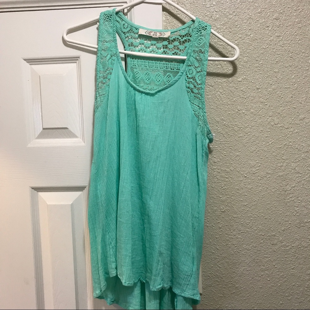 Cute tank top! 🌸