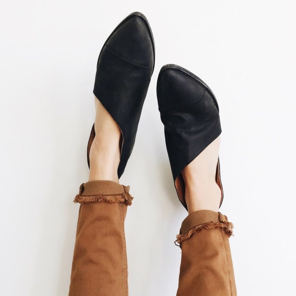🇺🇸SALE The Arizona Black Closed Toe Flats - Picture 1 of 4