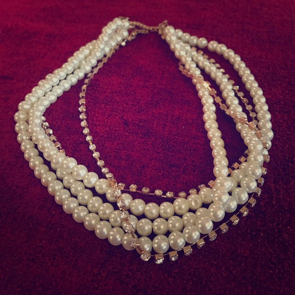 Pearl neckless with yellow gold diamond chain.