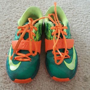 Boy's KD tennis shoes