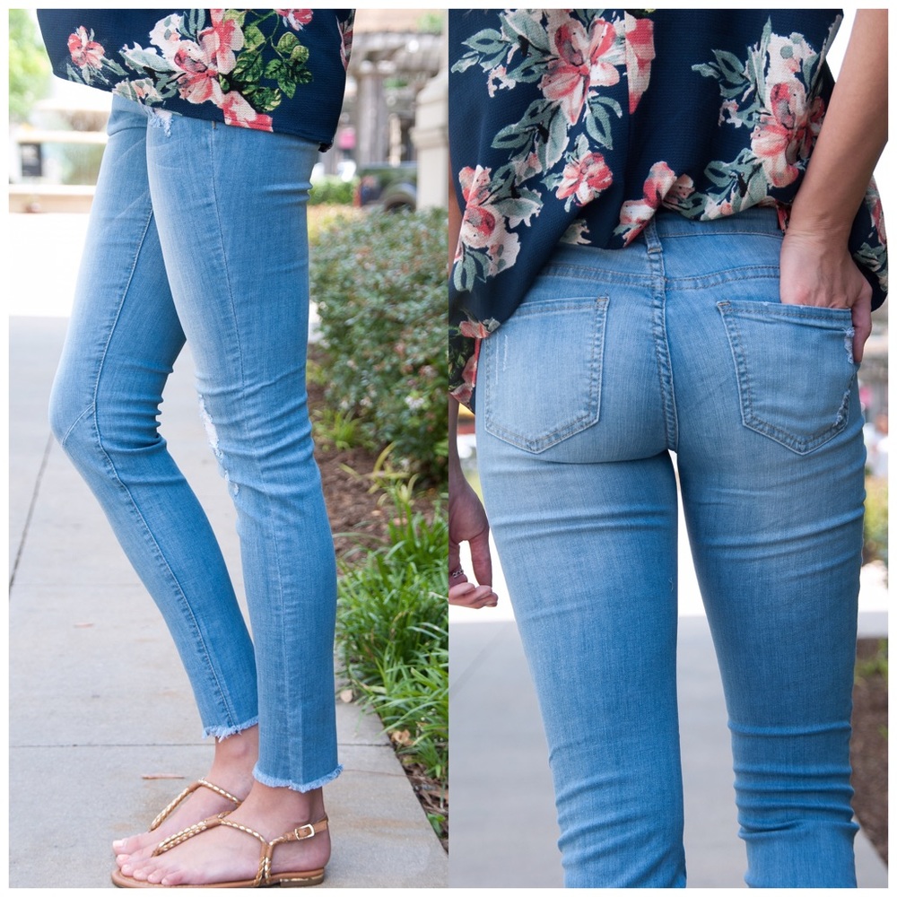 ❗️CLOSING SALE❗️Arctic Blue Skinny Ankle Jeans - Picture 4 of 5
