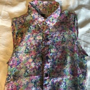 Slightly sheer floral sleeveless blouse. Size L