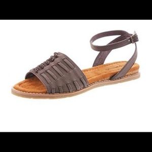 SOLD: Bearpaw Women’s Amelia Sandals