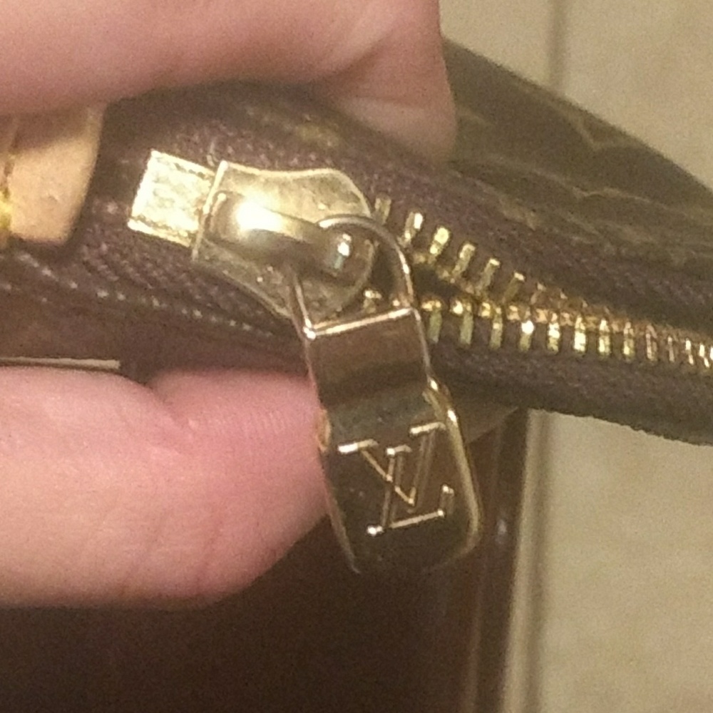 L.V. Leather bag w/zipper