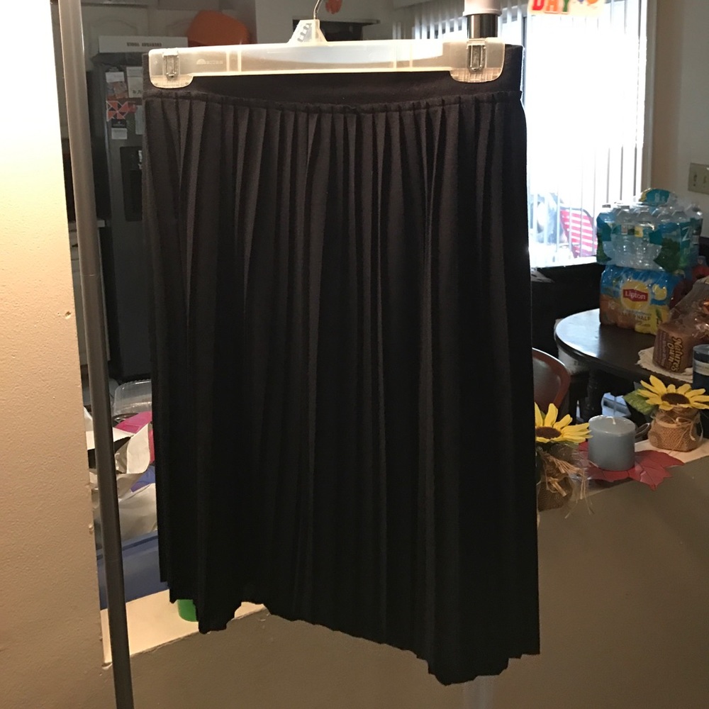 Cute, black, flowy skirt! Great for the summer