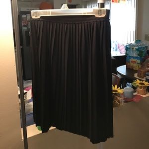 Cute, black, flowy skirt! Great for the summer