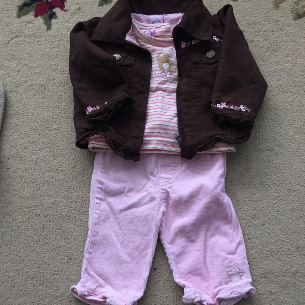 Size 3/6 month 3 piece outfit.