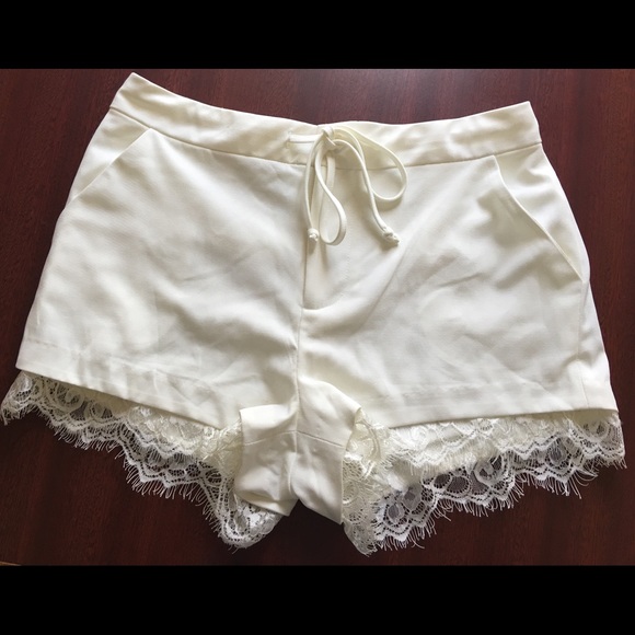 Woven lace trim short - Picture 2 of 3