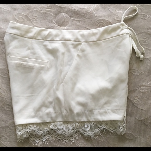 Woven lace trim short - Picture 3 of 3