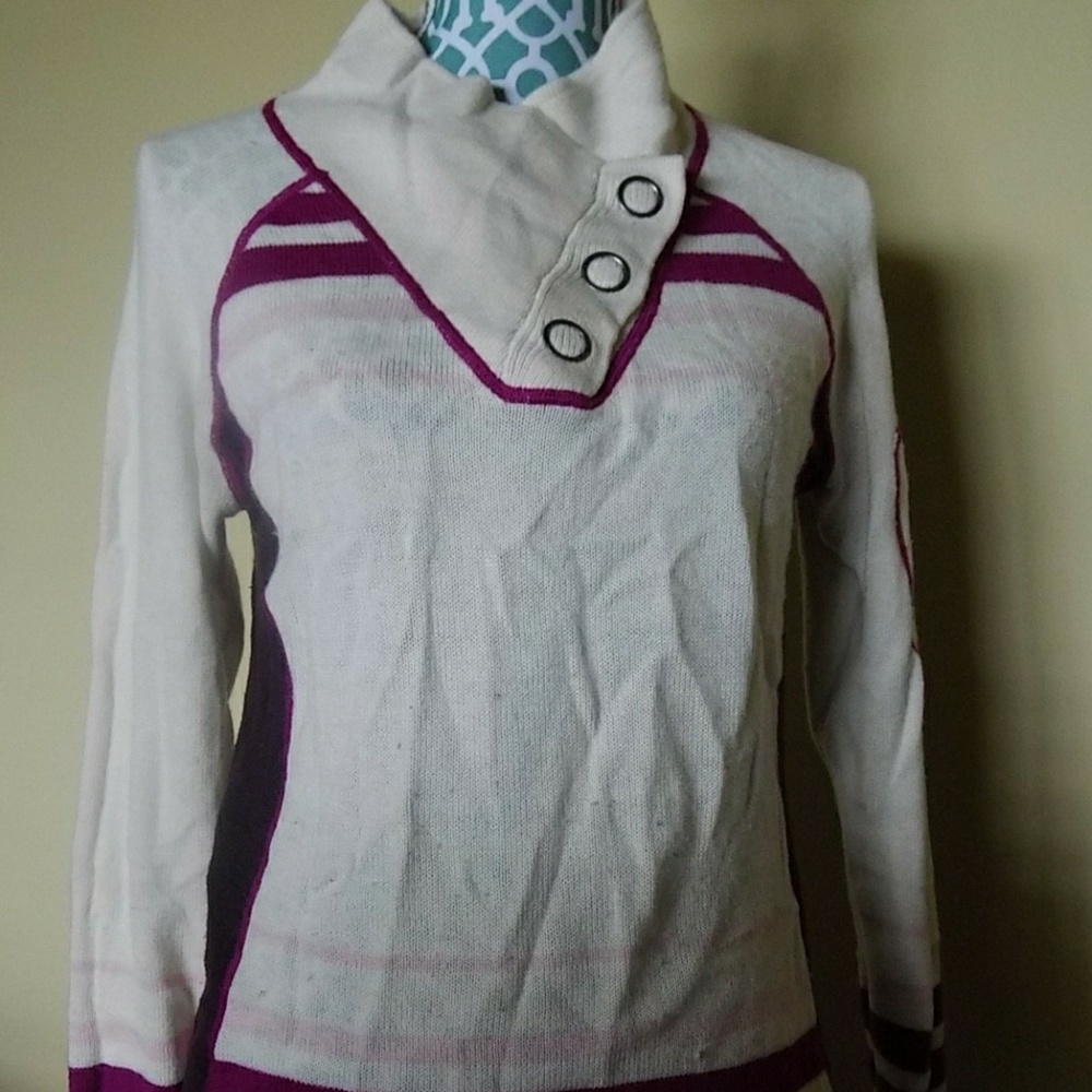 Button collar sweater with long sleeve.