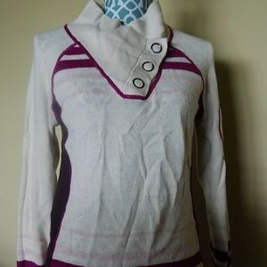 Button collar sweater with long sleeve.