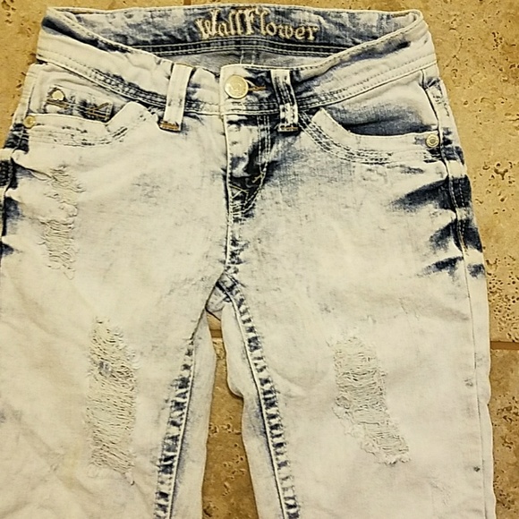 Juniors size 0 WALLFLOWER jean capris - Picture 2 of 5