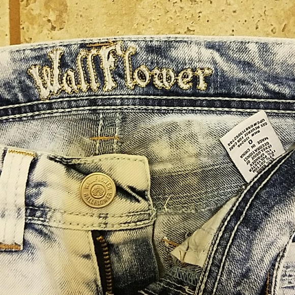 Juniors size 0 WALLFLOWER jean capris - Picture 3 of 5