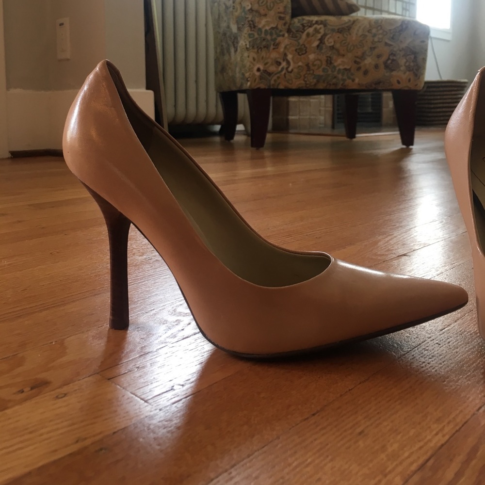 Guess nude leather pointy stilettos