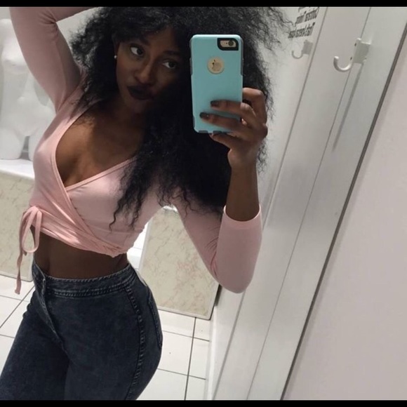 Hey, I'm Jordan, owner of Cosmic Island Vintage 👽 - Picture 2 of 3