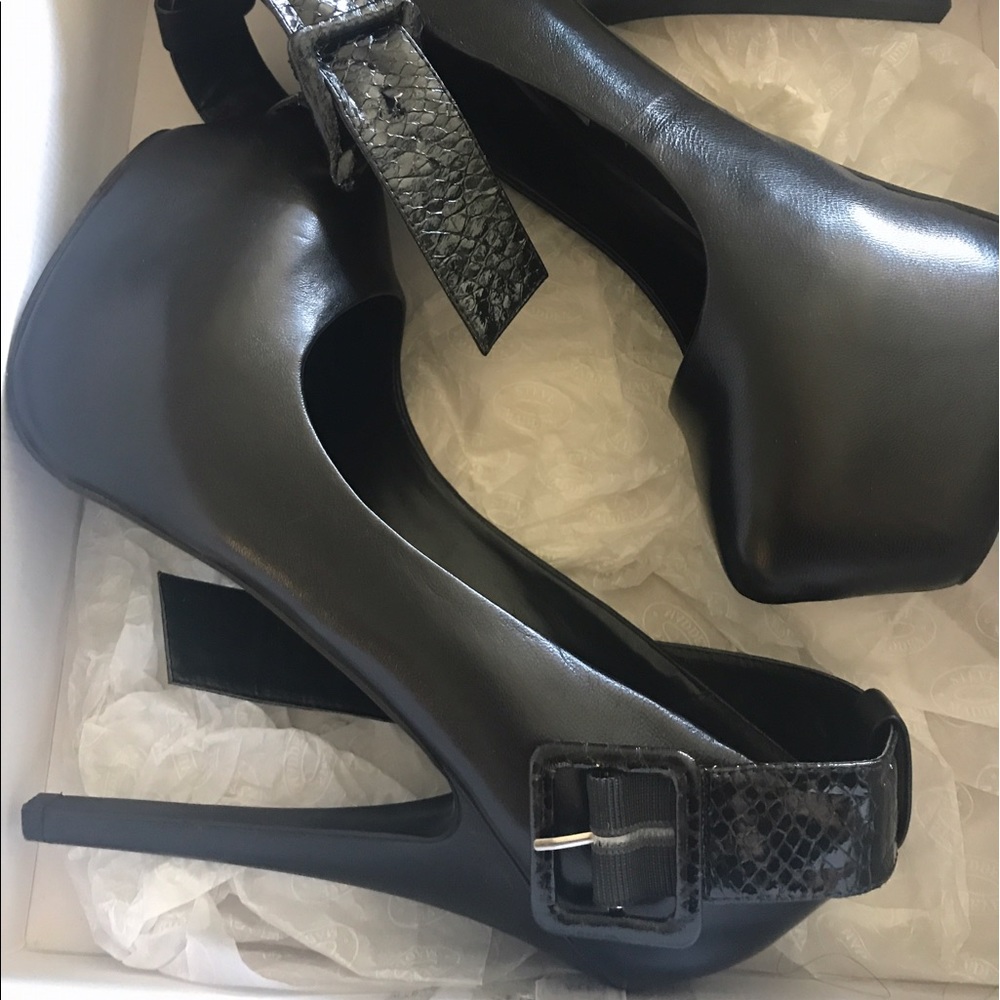Black leather Steve Madden pumps