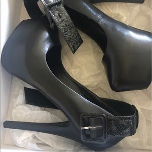Black leather Steve Madden pumps