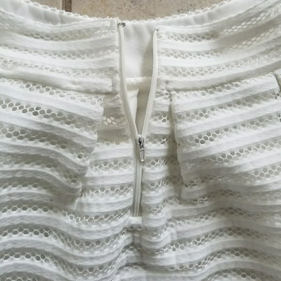 Pleated white skirt - Picture 2 of 8
