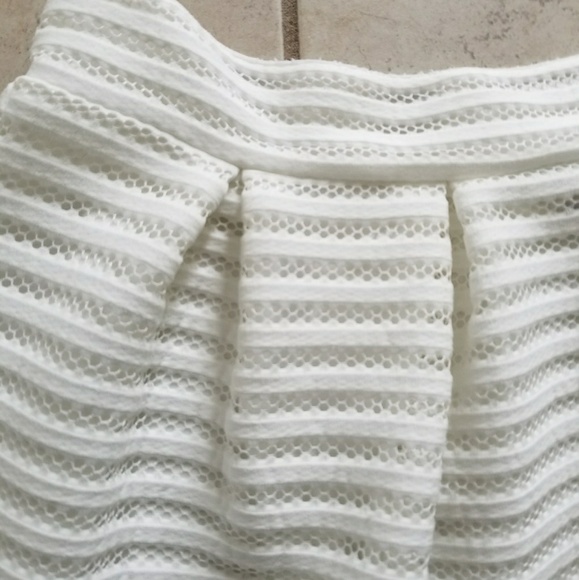 Pleated white skirt - Picture 3 of 8