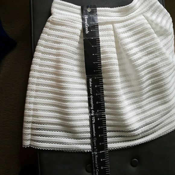 Pleated white skirt - Picture 8 of 8