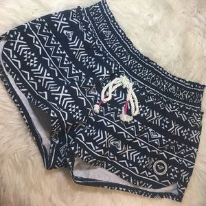 NWOT Roxy Aztec Print Boardshorts SZ Small blk/wht