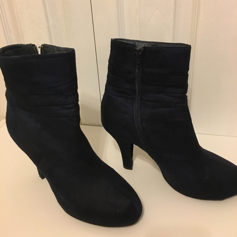NWT dark navy blue booties with heel