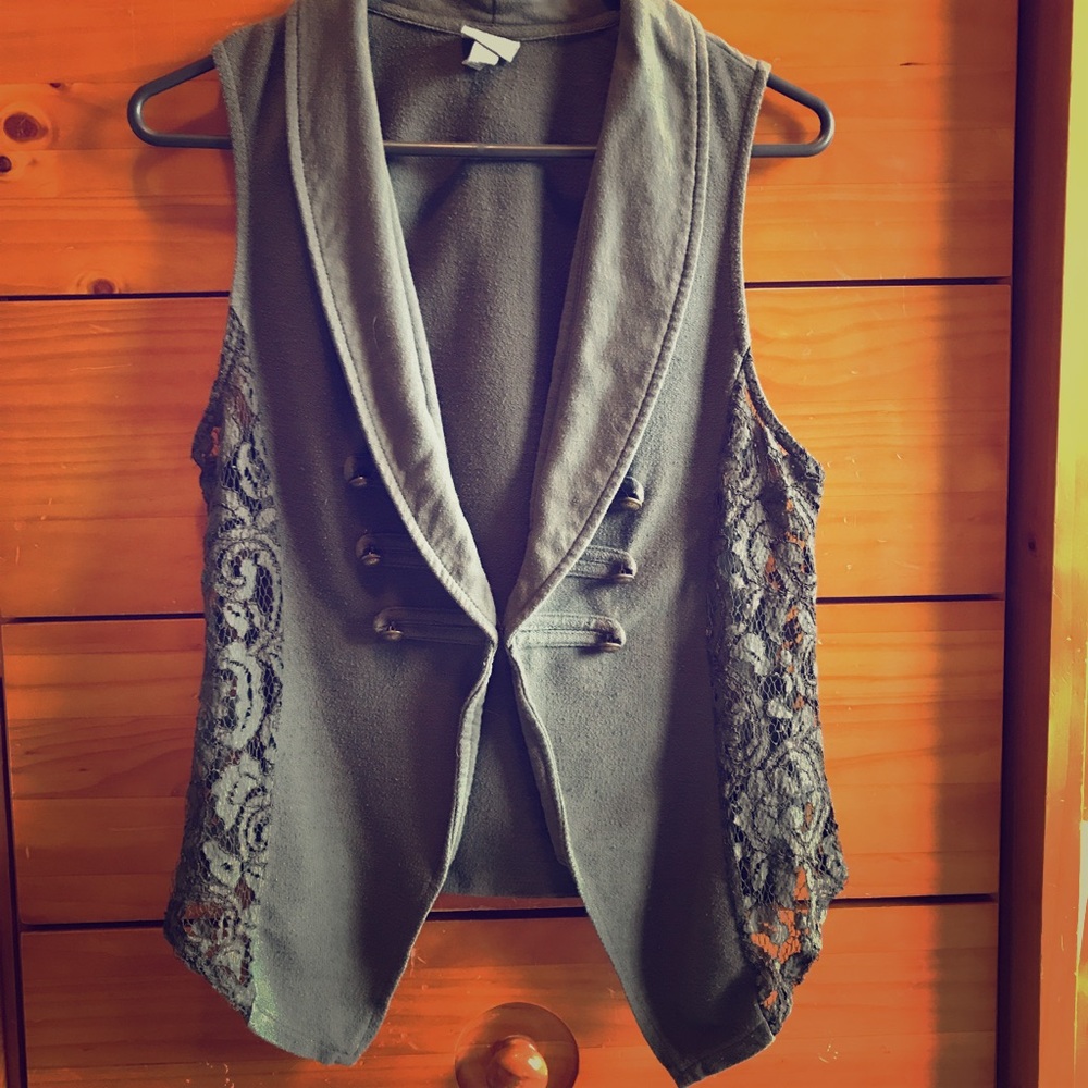 Olive lace sleeveless jacket