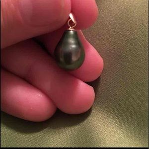 Tahitian Gray Pearl Set In Solid 18k Gold!
