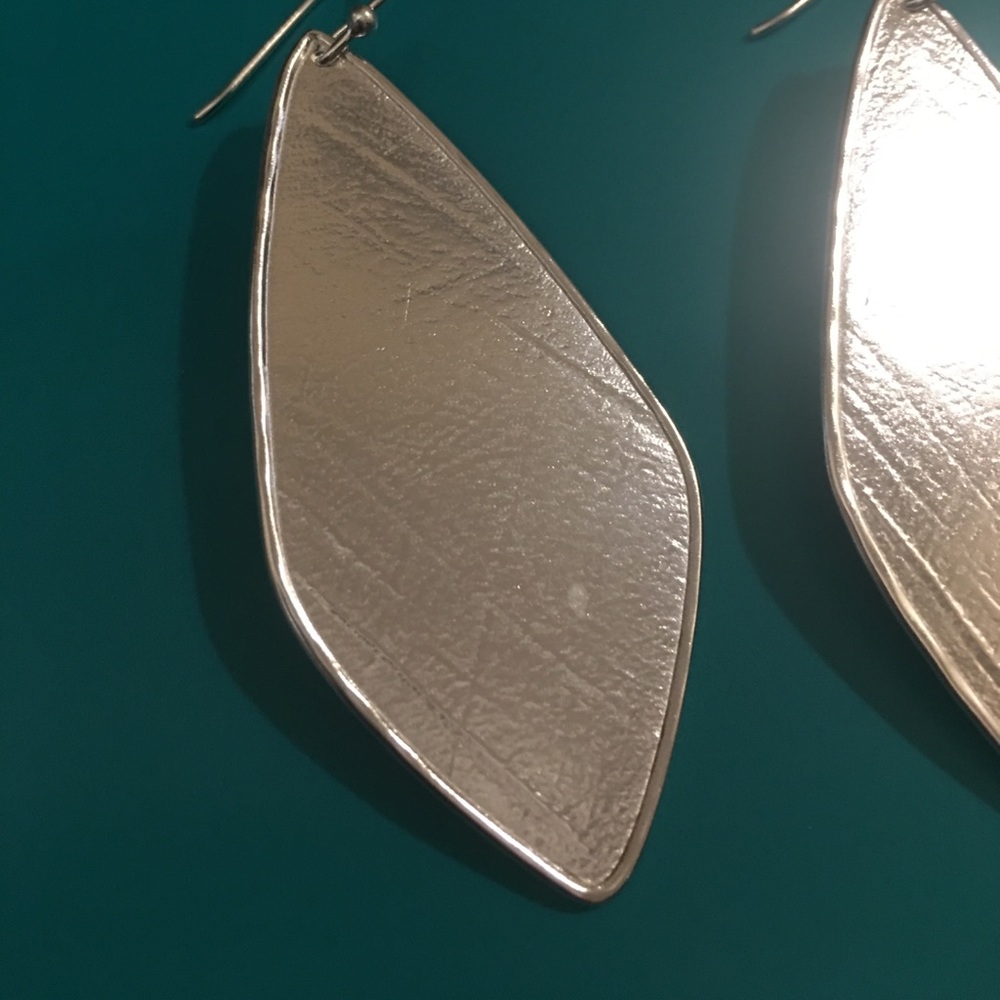 Silpada designs etched effects earrings. - Picture 2 of 3