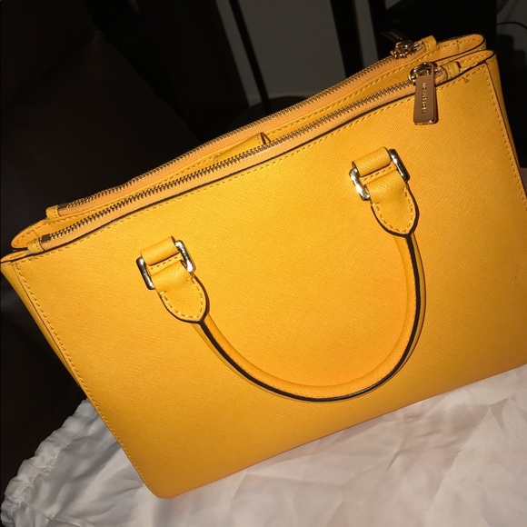 🚫SOLD🚫Authentic Michael kors Sutton yellow - Picture 2 of 4