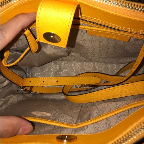 🚫SOLD🚫Authentic Michael kors Sutton yellow - Picture 4 of 4
