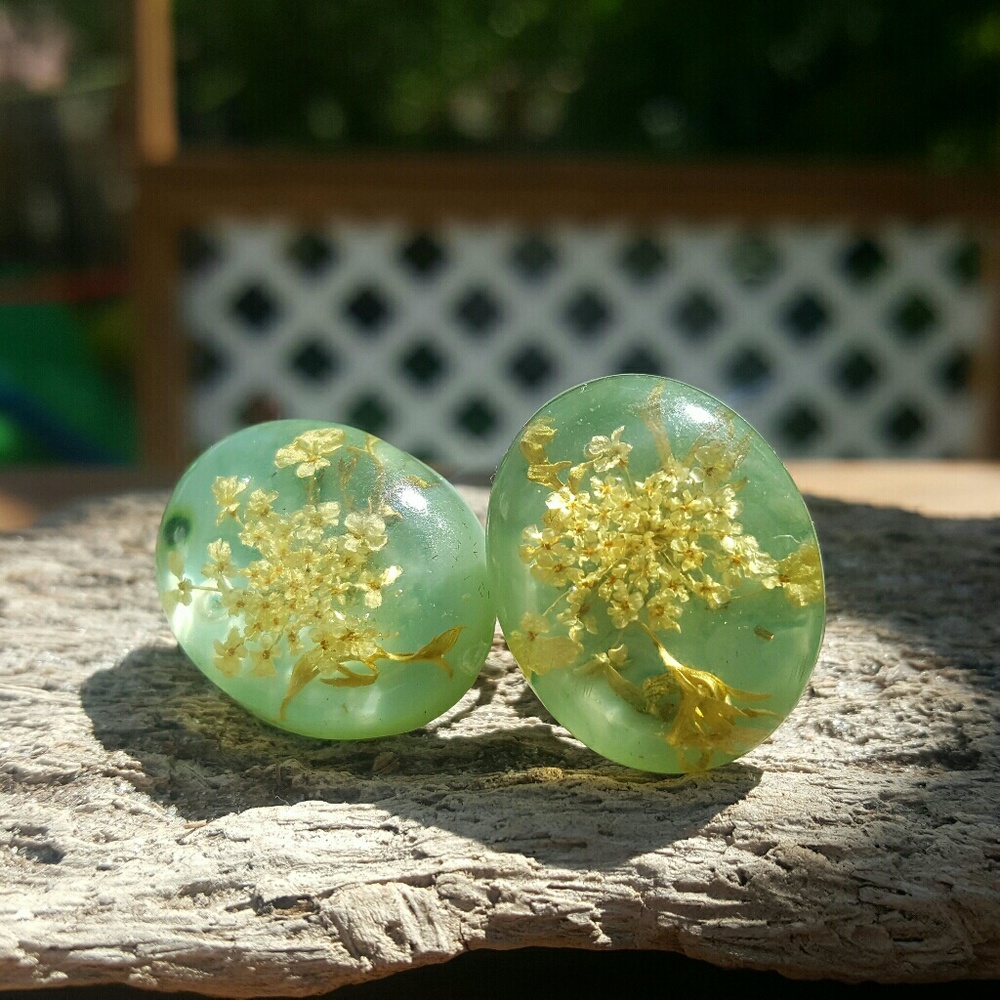 Vintage dried flower and resin clip on earrings