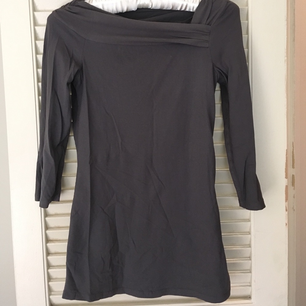 Gorgeous gray three dots top!