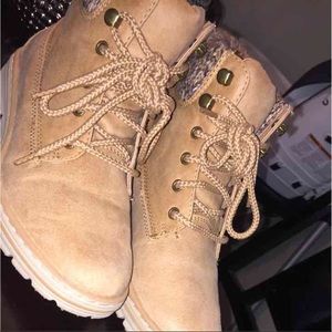 White mountain boots size 6
