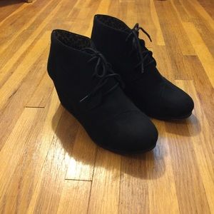 Black Wedge Suede Tie Ankle Booties Maurices Sz. 8