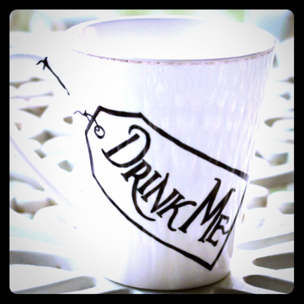 Alice in Wonderland "Drink Me" Mug - Picture 1 of 1