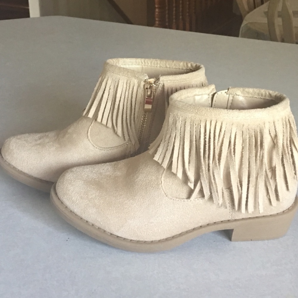 NEW short boots with fringe