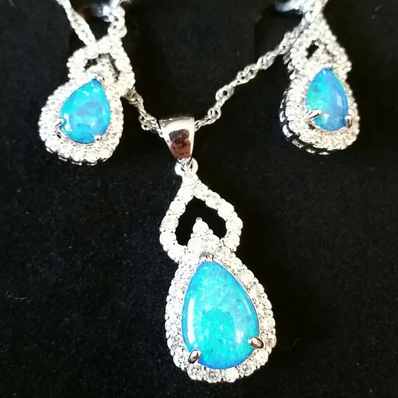Blue opalesque rhinestone necklace set - Picture 2 of 3