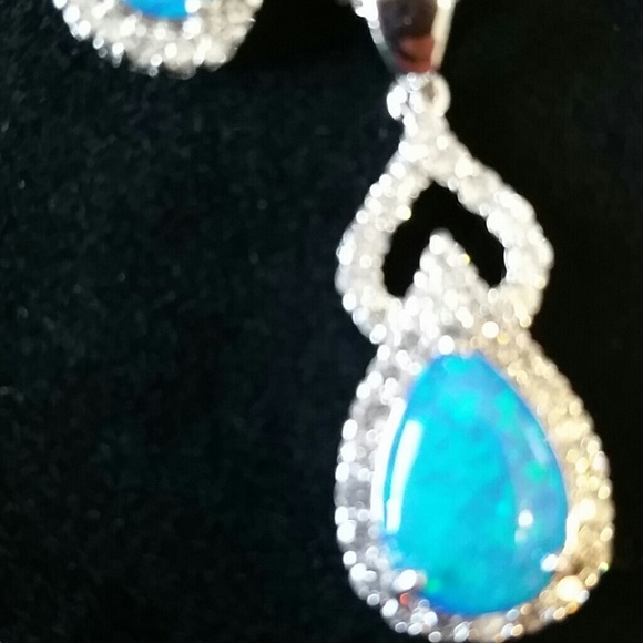 Blue opalesque rhinestone necklace set - Picture 3 of 3