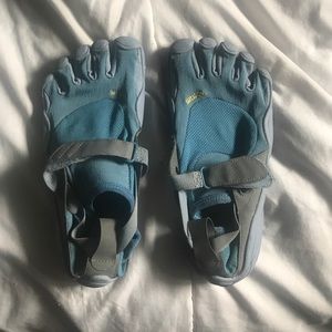 Hardly worn vibram toe shoes